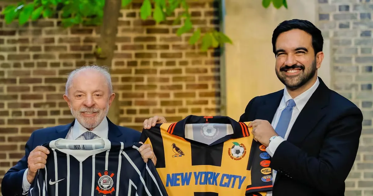 Lula troca camisa do Corinthians por uniforme limitado da Copa do Mundo