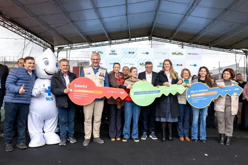 Gleisi entrega 42 veículos para fortalecer o SUS no Paraná