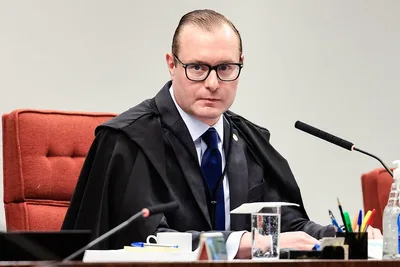 Zanin vota por análise conjunta de casos envolvendo Moraes e Mendonça no STF