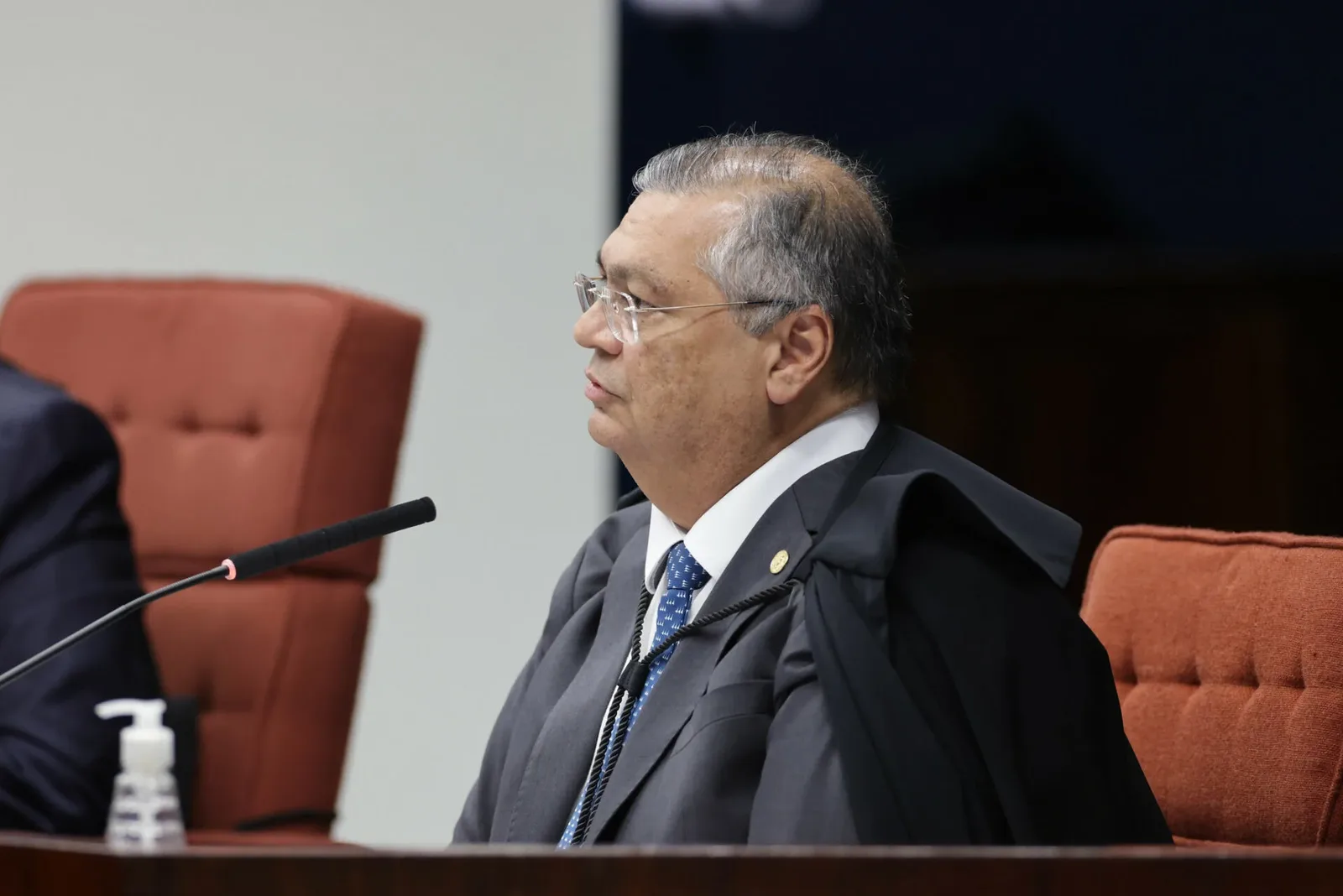 Dino questiona encerramento de inquérito do STF por tempo de tramitação
