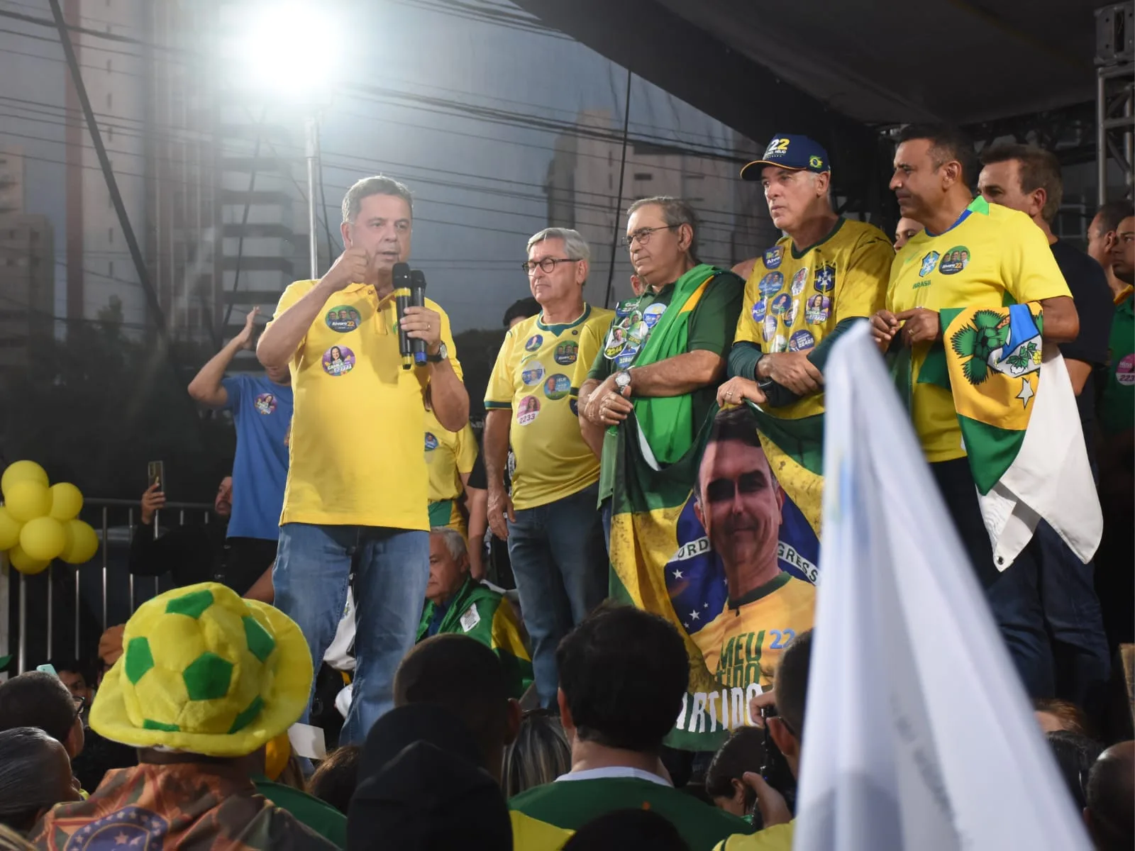Rogério Marinho é atingido por ovo ao deixar manifestação em Natal