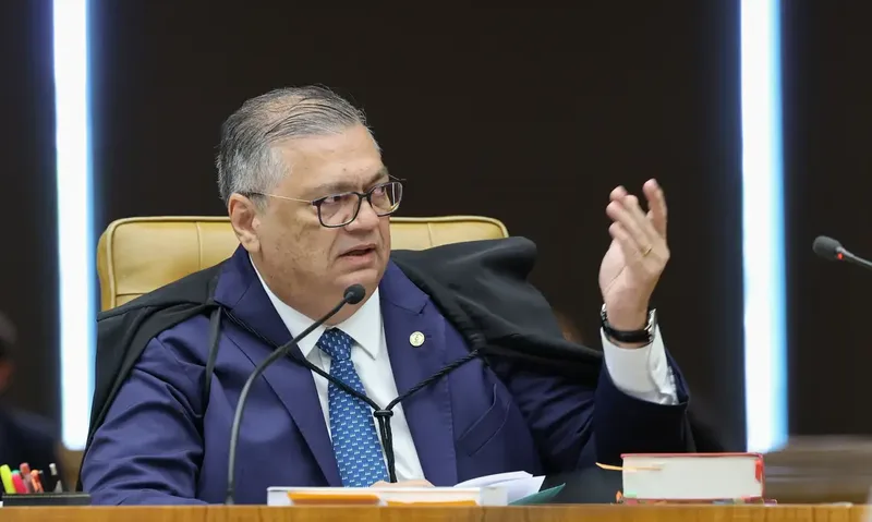 Dino interrompe julgamento sobre investigação envolvendo Moraes e Mendonça