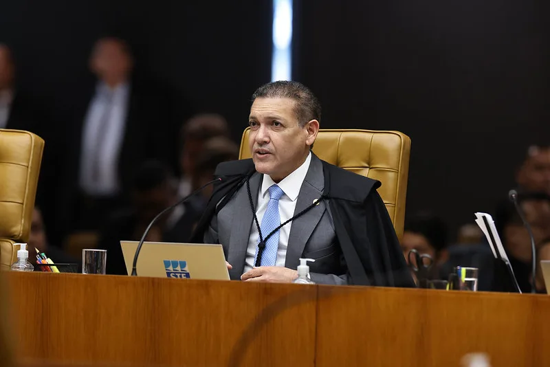 TSE suspende inserção de Lula que relaciona Flávio Bolsonaro a suspeitas