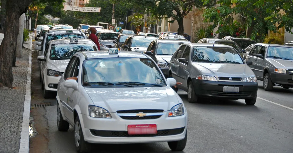 Táxi-lotação ganha duas rotas e veículos de até sete lugares em Belo Horizonte