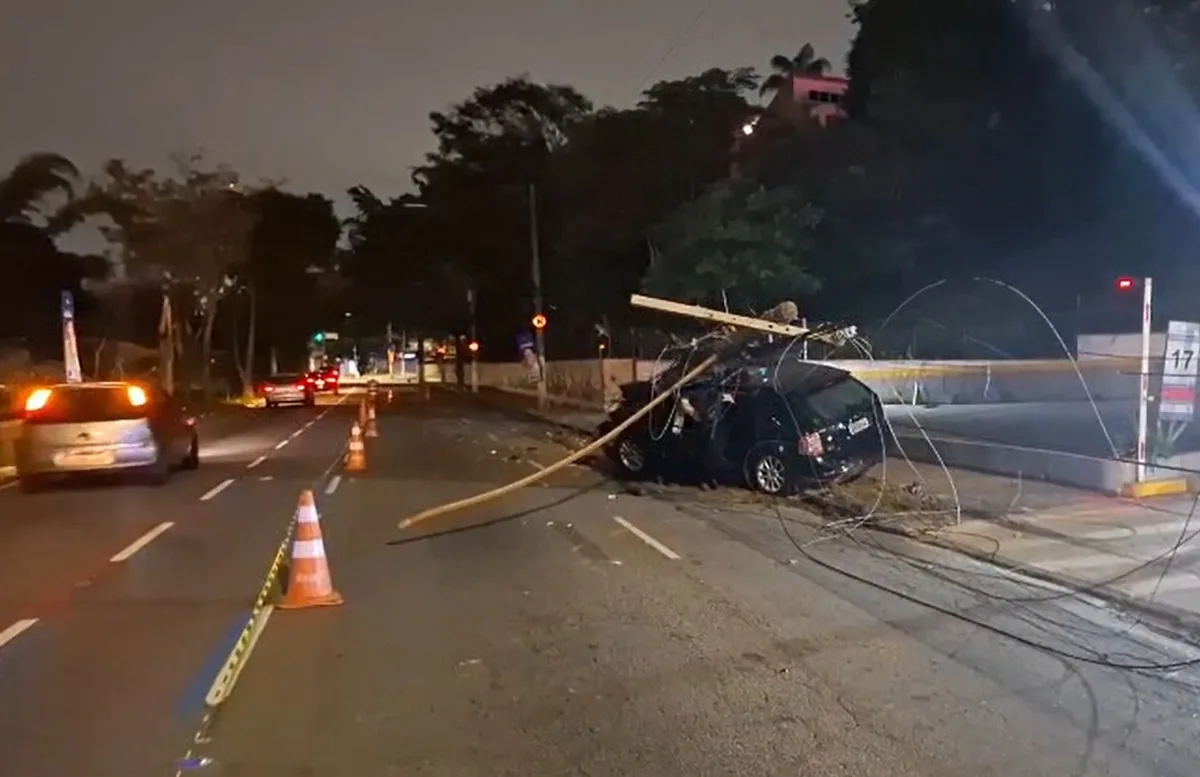 Carro bate em poste e deixa cinco feridos em Osasco