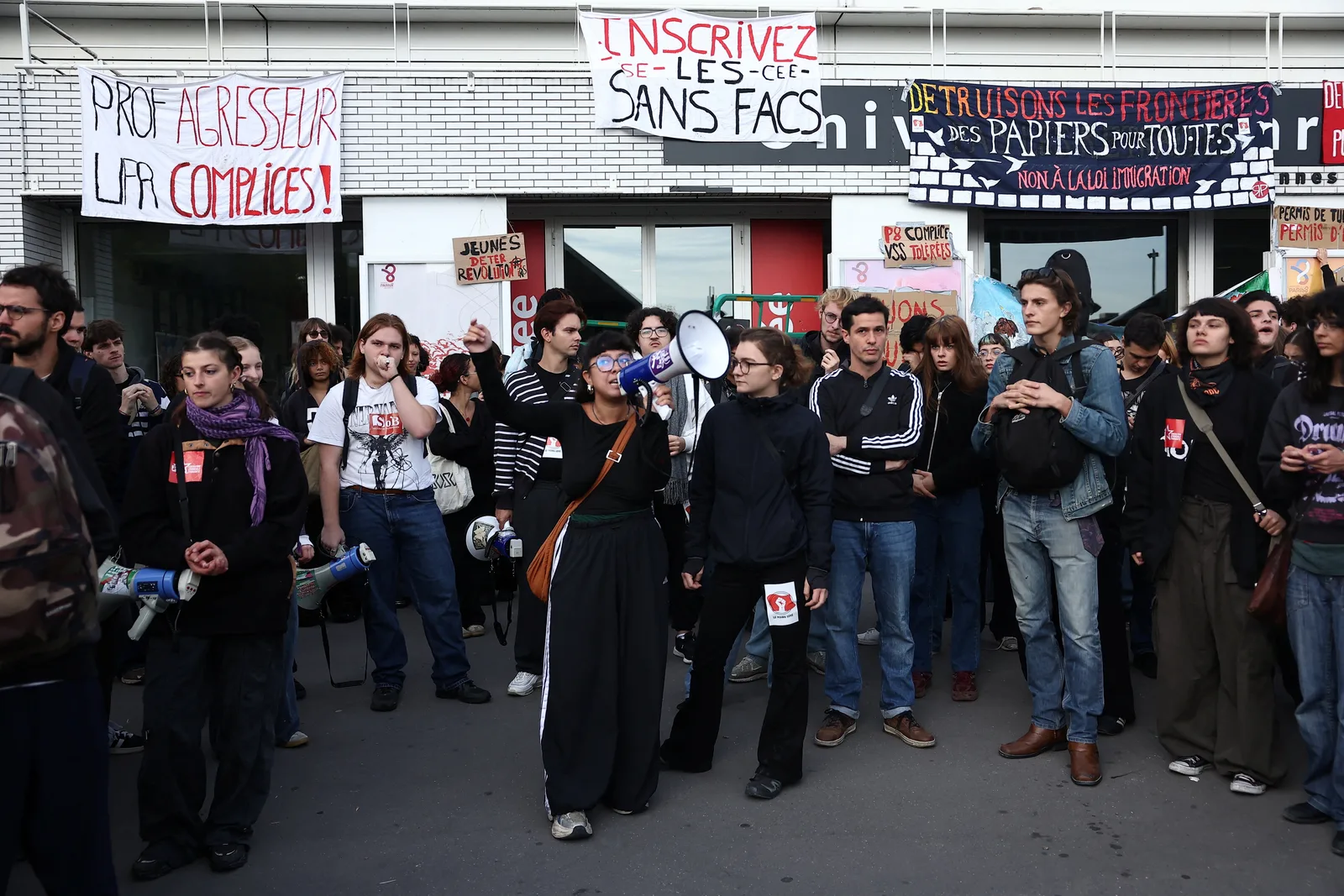 Universidades francesas aderem a bloqueios em meio a protestos estudantis