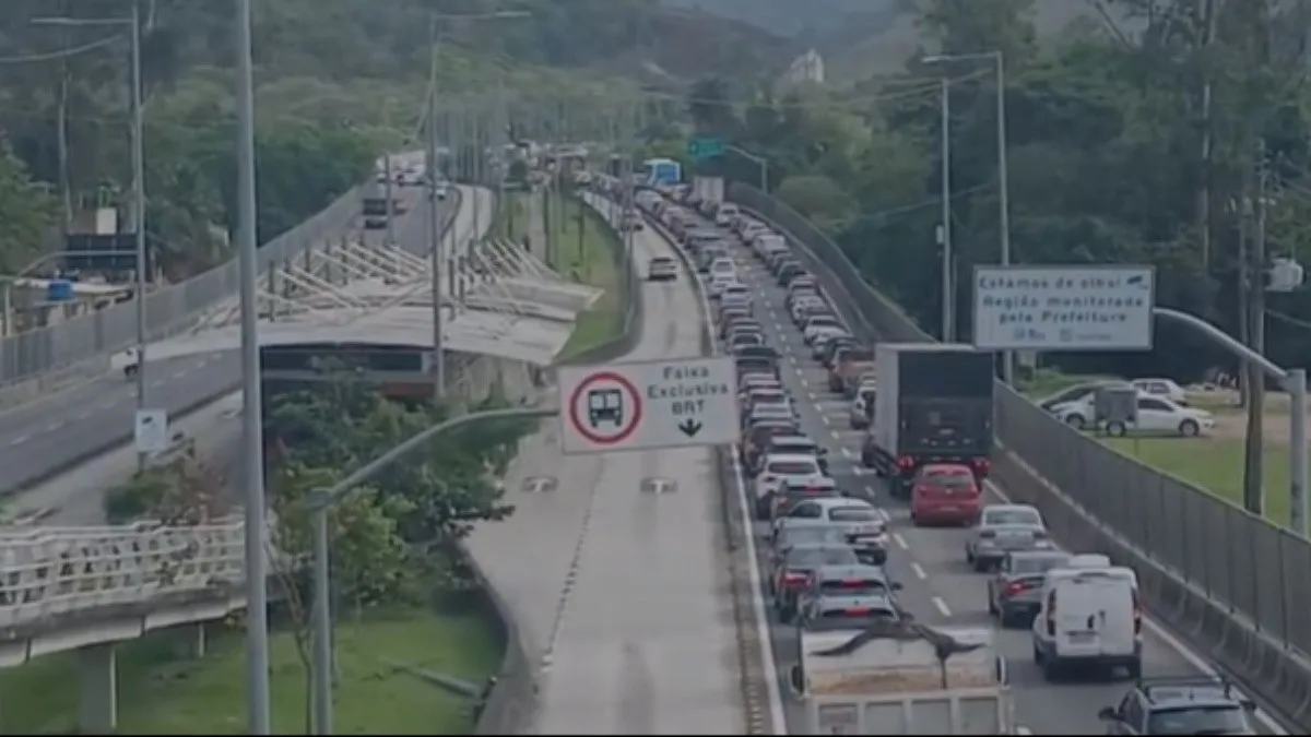 Incêndio em ônibus fecha sentido da Transolímpica no Rio