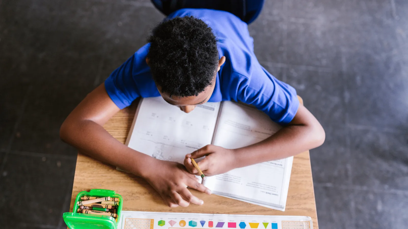 Meninas e grupos vulneráveis seguem sub-representados em estudos sobre autismo
