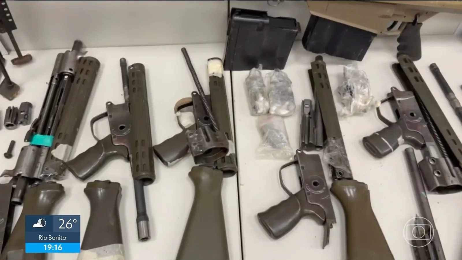 Homem é detido com 11 fuzis e uma submetralhadora na Dutra