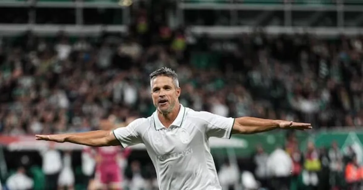 Diego Ribas marca em amistoso de lendas e recebe homenagem na Alemanha