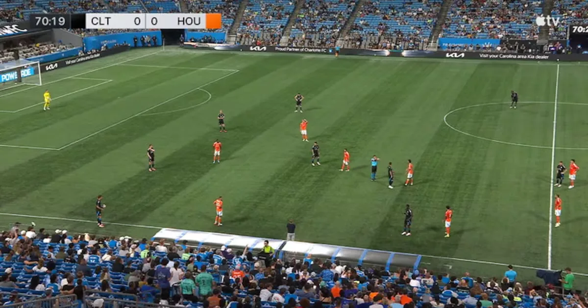 Charlotte FC e Houston Dynamo empatam sem gols, com expulsão de Ashley Westwood