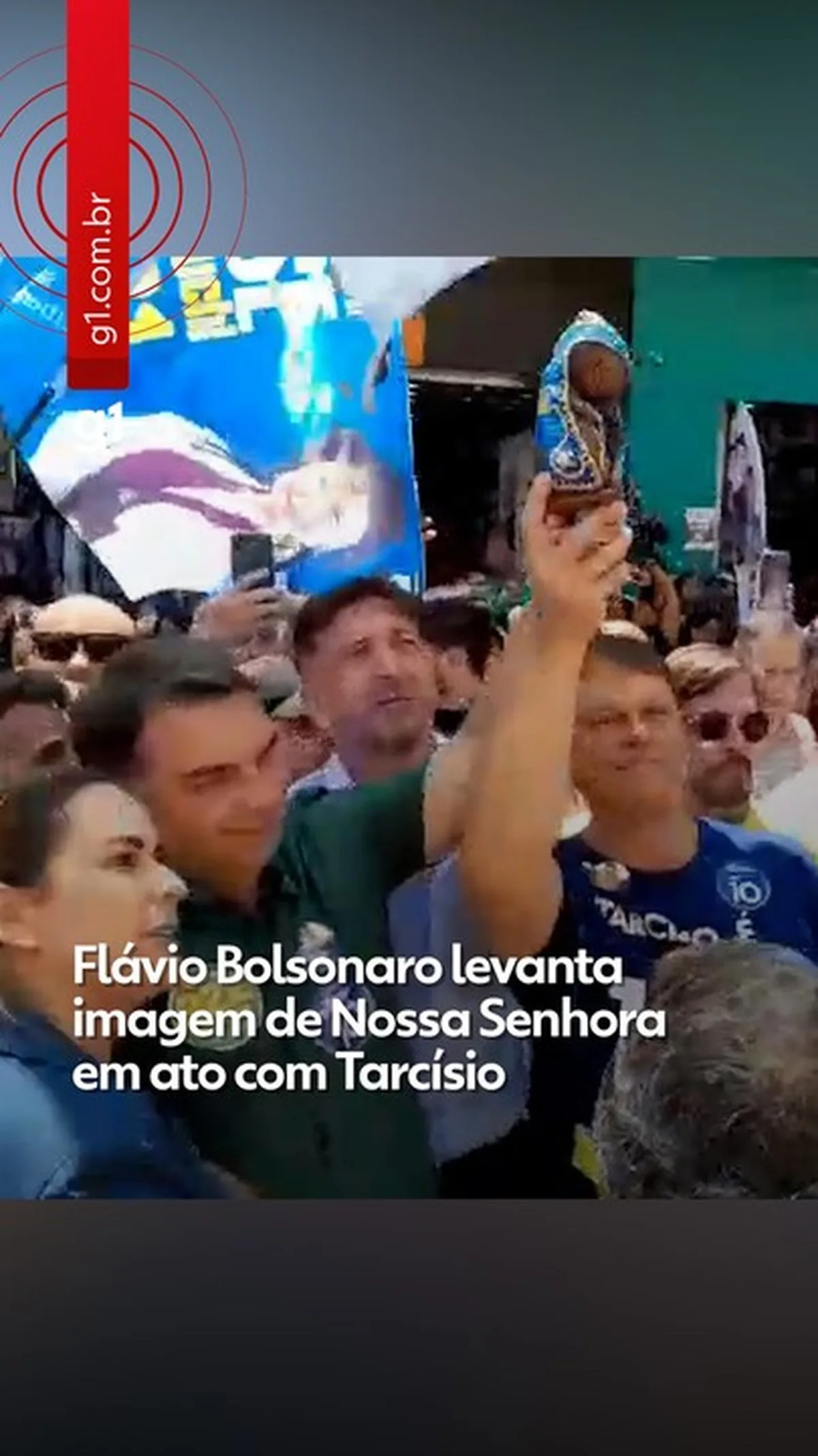 Flávio Bolsonaro e Tarcísio erguem imagem de Nossa Senhora em São Paulo