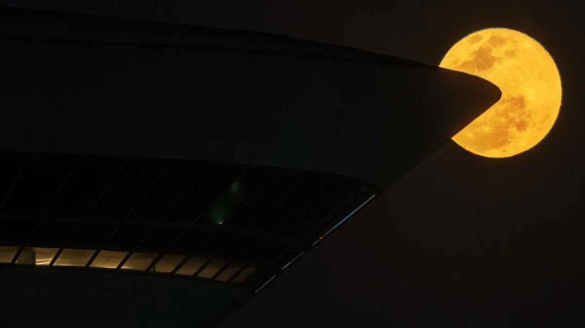 Fotógrafo alinha lua cheia ao MAC e cria cena inspirada no Pac-Man