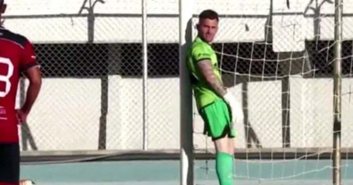Goleiro fica parado em pênalti e protesta contra arbitragem na Bolívia