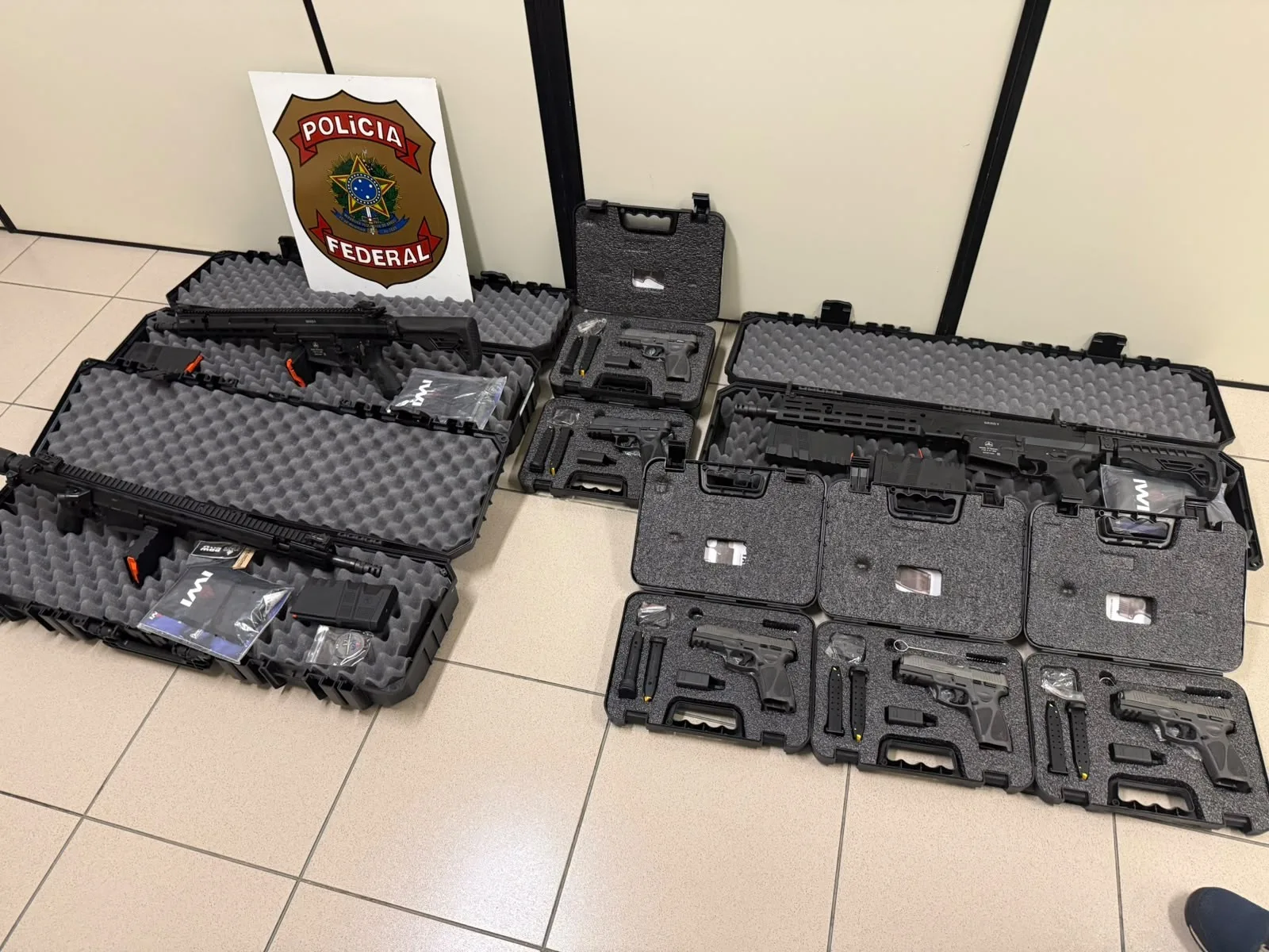 PF apreende fuzis e pistolas em investigação sobre fraude com armas
