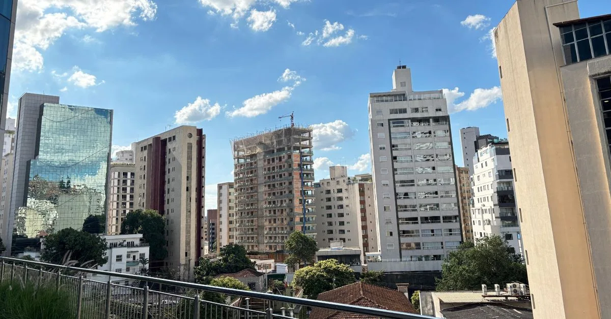 Imóveis sobem 21,19% em Curitiba em 12 meses, mas caem em agosto