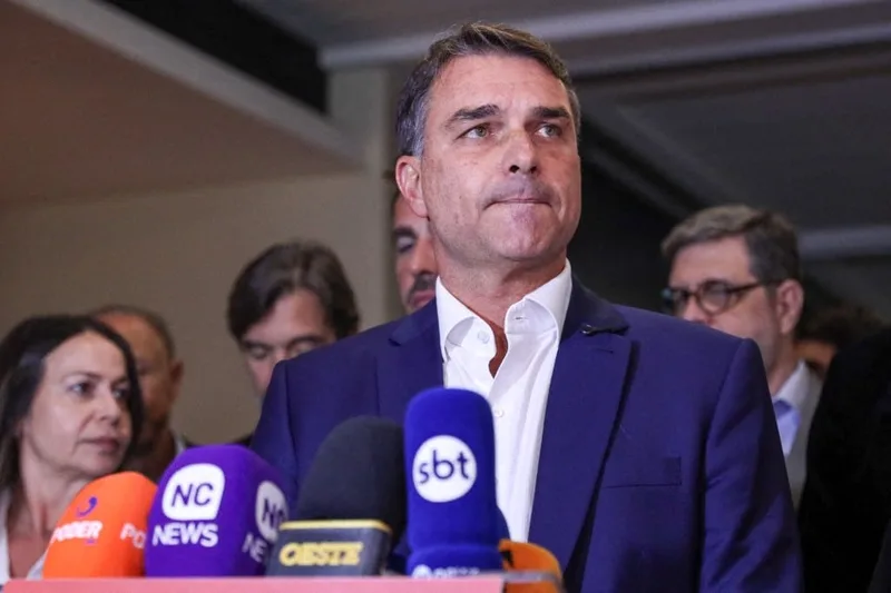 Flávio Bolsonaro cobra voto de Cármen Lúcia contra investigação sobre Moraes