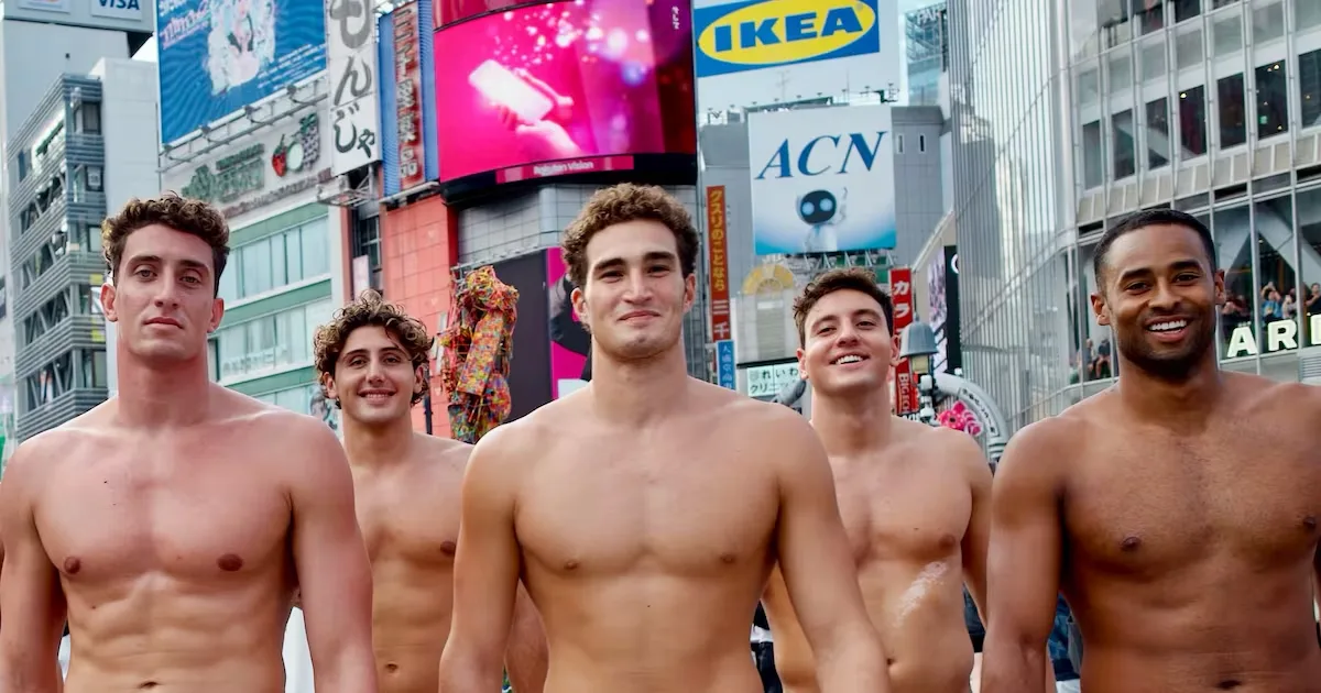 Jogadores italianos de polo aquático atravessam Shibuya de sunga e geram críticas