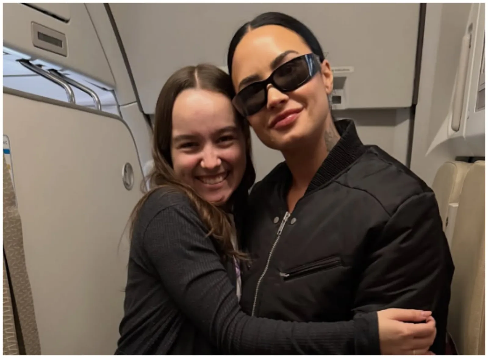 Após perder seis voos, comissária encontra Demi Lovato no embarque