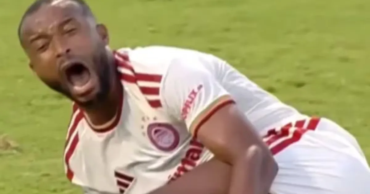 Ayoub El Kaabi sofre fratura na tíbia durante partida do Olympiacos