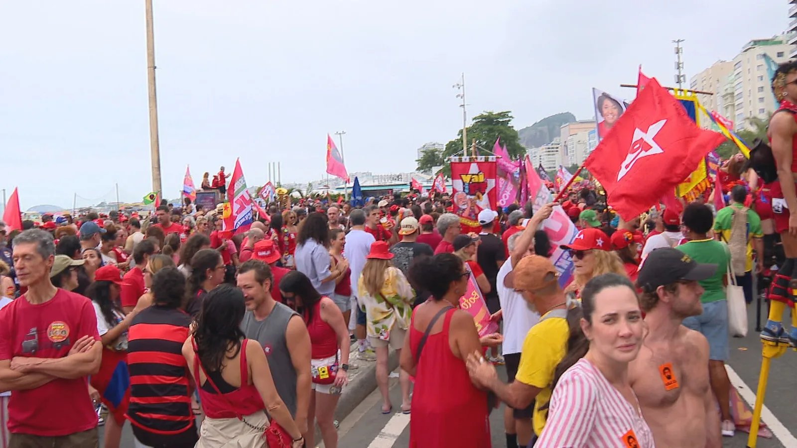 CarnaLula reúne manifestantes em defesa de pautas políticas no Rio