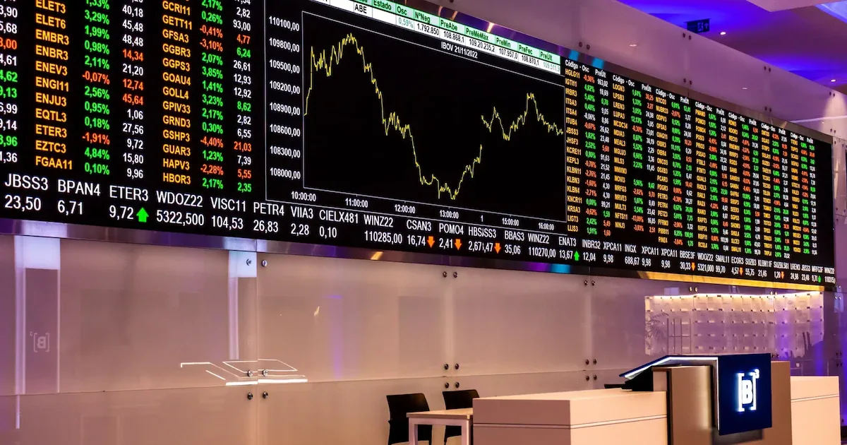 Ibovespa começa a semana sob impacto do Focus, petróleo e cenário eleitoral