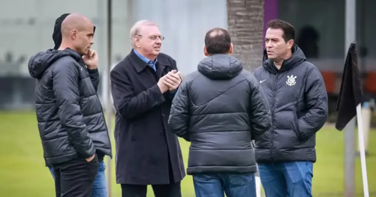 Corinthians mantém pendências com jogadores e enfrenta punições na Fifa