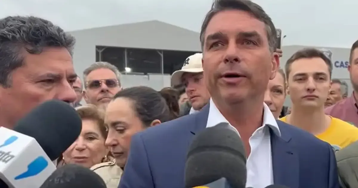 Flávio Bolsonaro critica Alexandre de Moraes após visita a Filipe Martins no Paraná