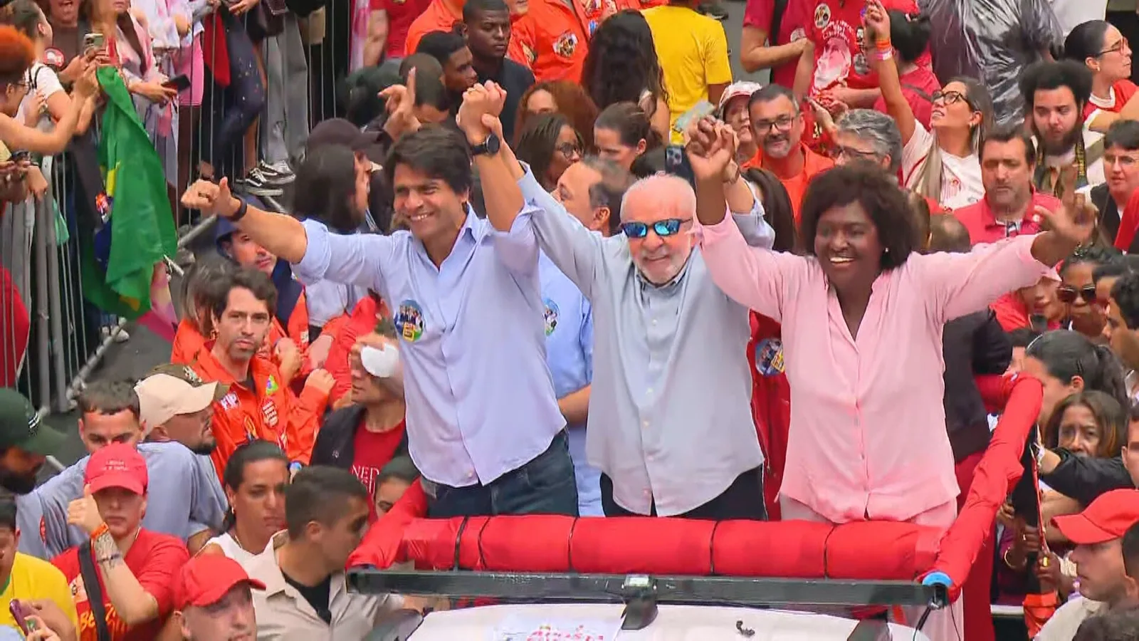 Lula participa de ato de campanha no Centro do Rio ao lado de candidatos