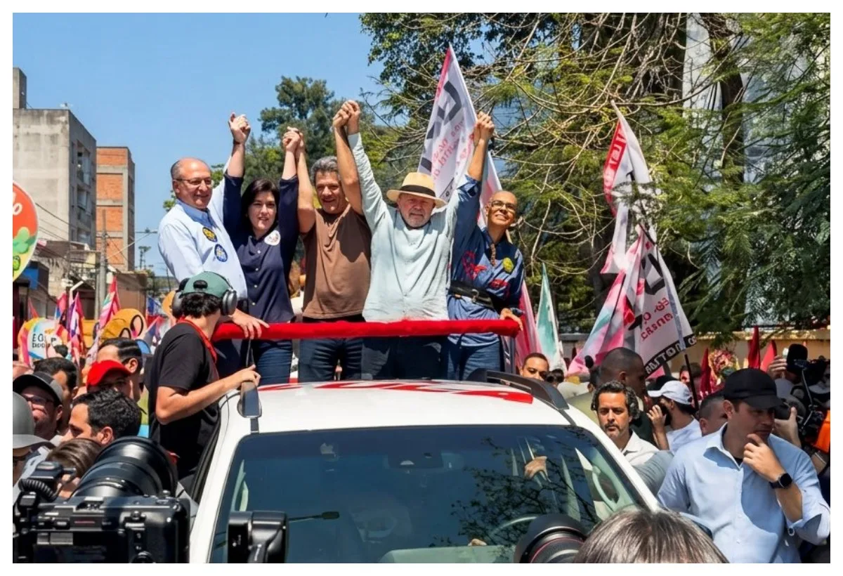 Lula reúne aliados em caminhada por São Miguel Paulista, em São Paulo