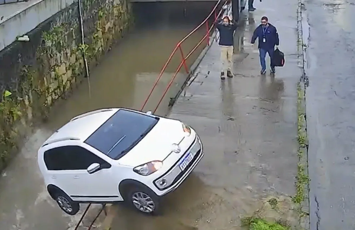 Carro desce sozinho e cai no Rio Quitandinha, em Petrópolis