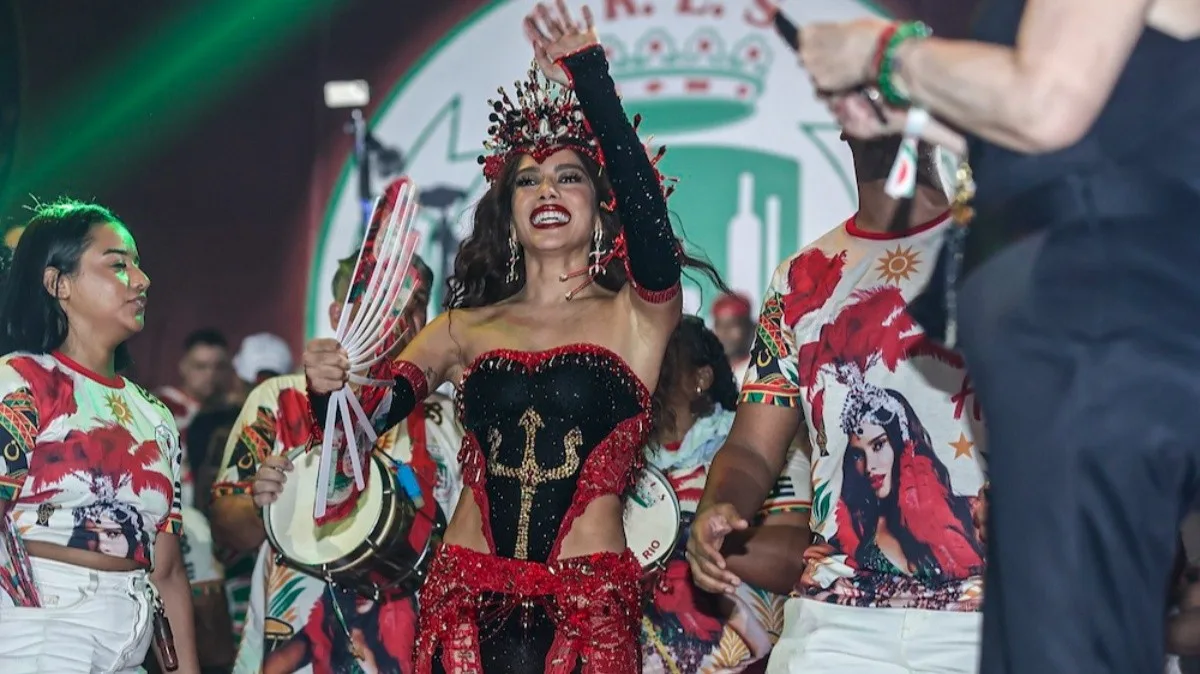Anitta é coroada rainha de bateria da Grande Rio e fala em sonho de infância