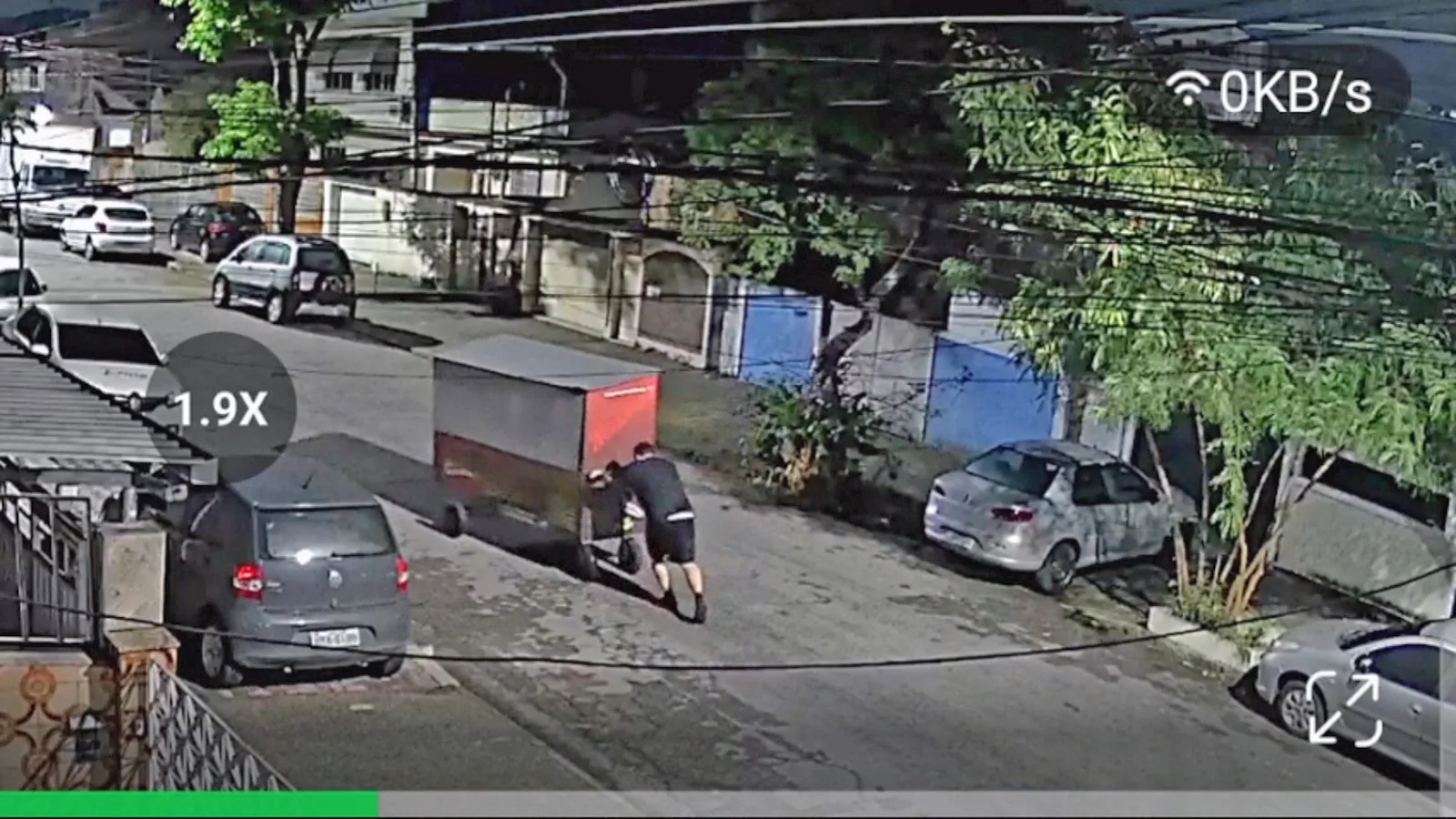Homem morre após carro atingir carrocinha de sopa e fugir em Irajá