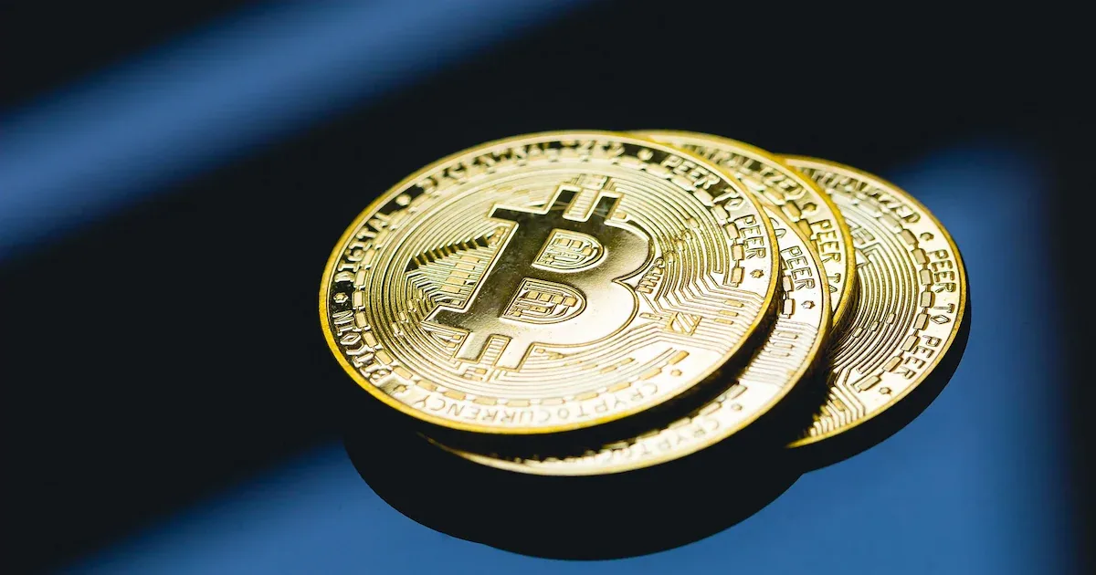 Bitcoin alcança US$ 87 mil após alta de 7,28% em 24 horas