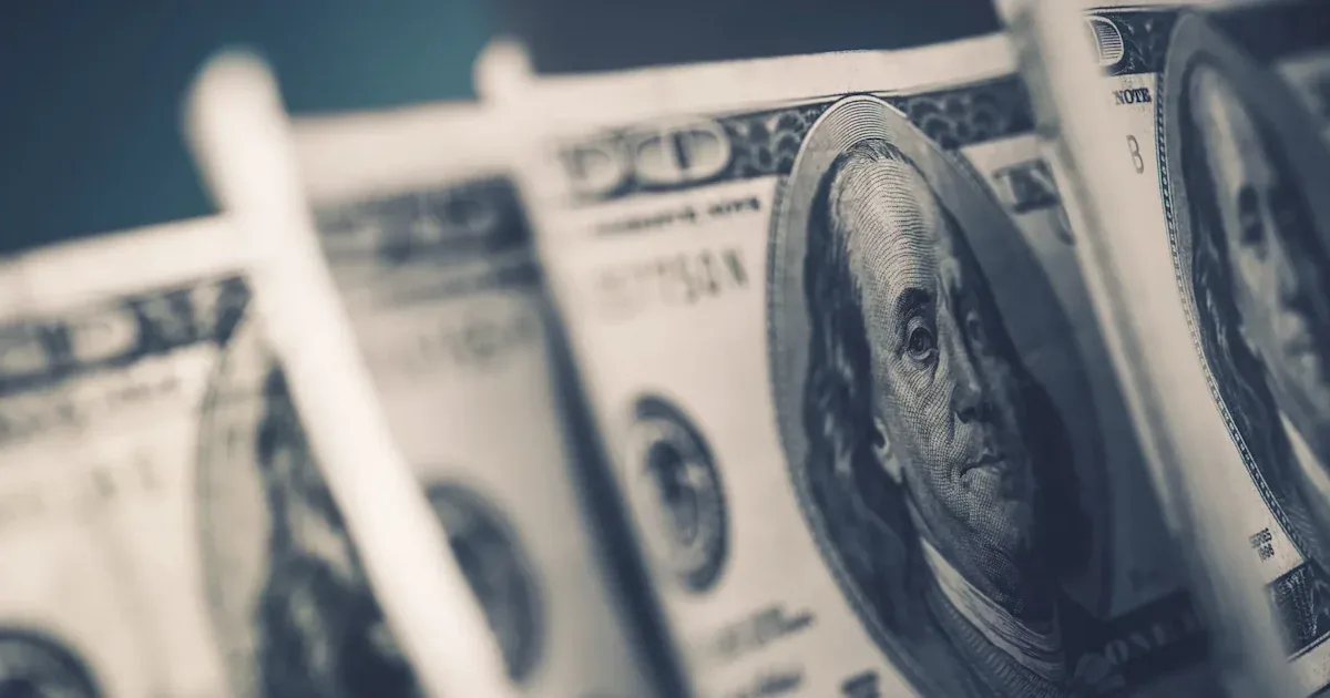 Dólar recua para R$5,104 com mercado atento ao cenário eleitoral