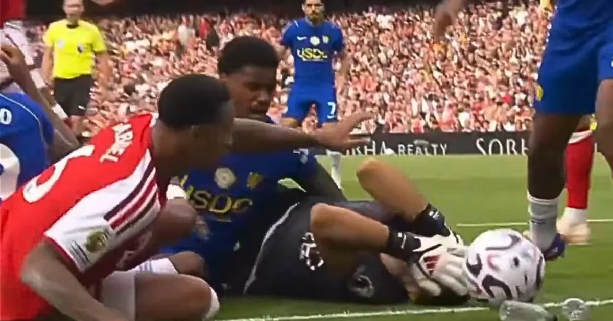 Gabriel Magalhães acerta o rosto de Dibu Martínez em Arsenal x Chelsea