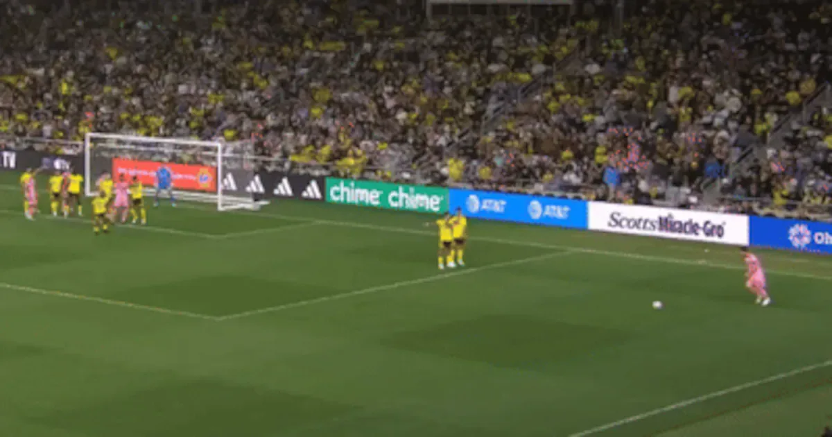 Messi marca gol de falta e se aproxima de recorde histórico