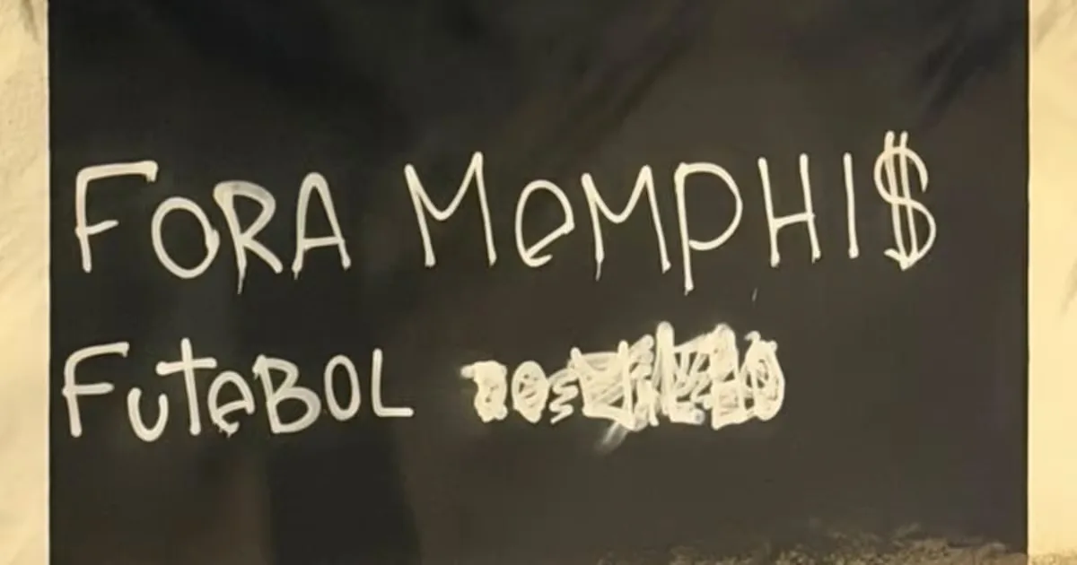 Pênalti perdido por Memphis desencadeia protestos no Parque São Jorge