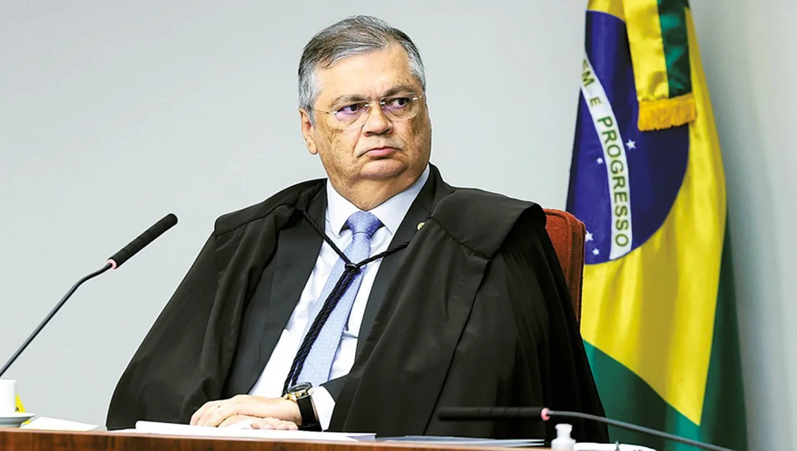 Dino marca audiência sobre controle de emendas e restringe viagem de Mário Frias
