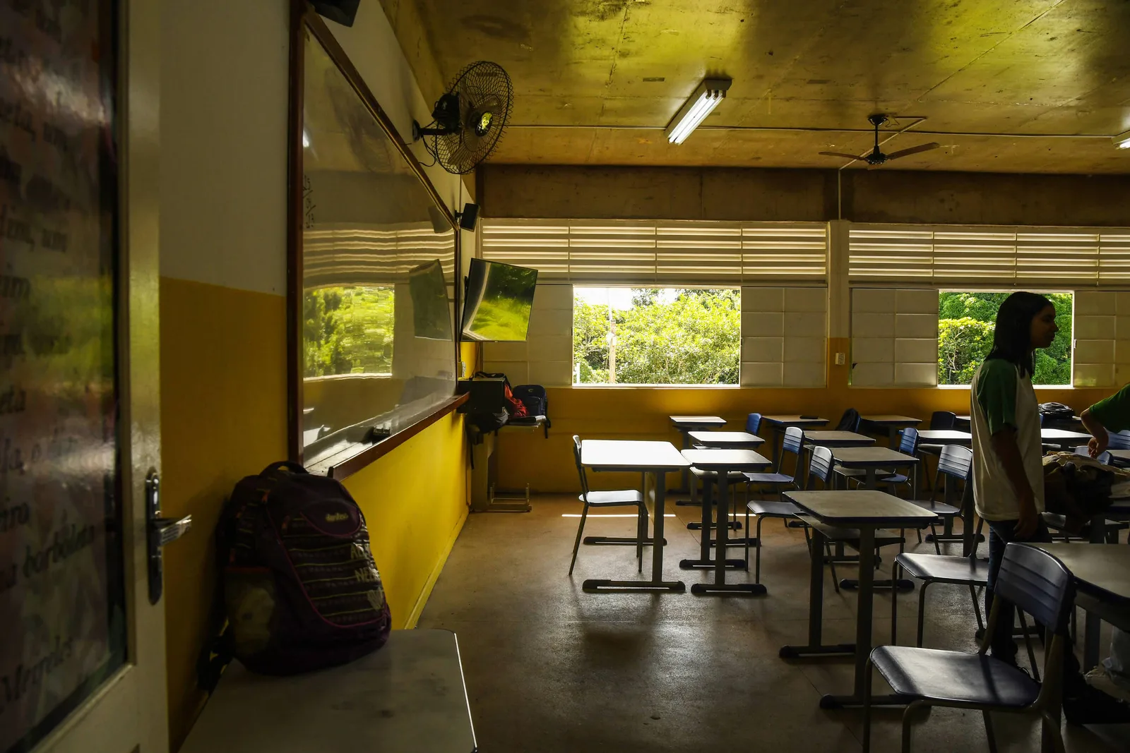 Contratos temporários avançam enquanto envelhece quadro do ensino médio, aponta estudo