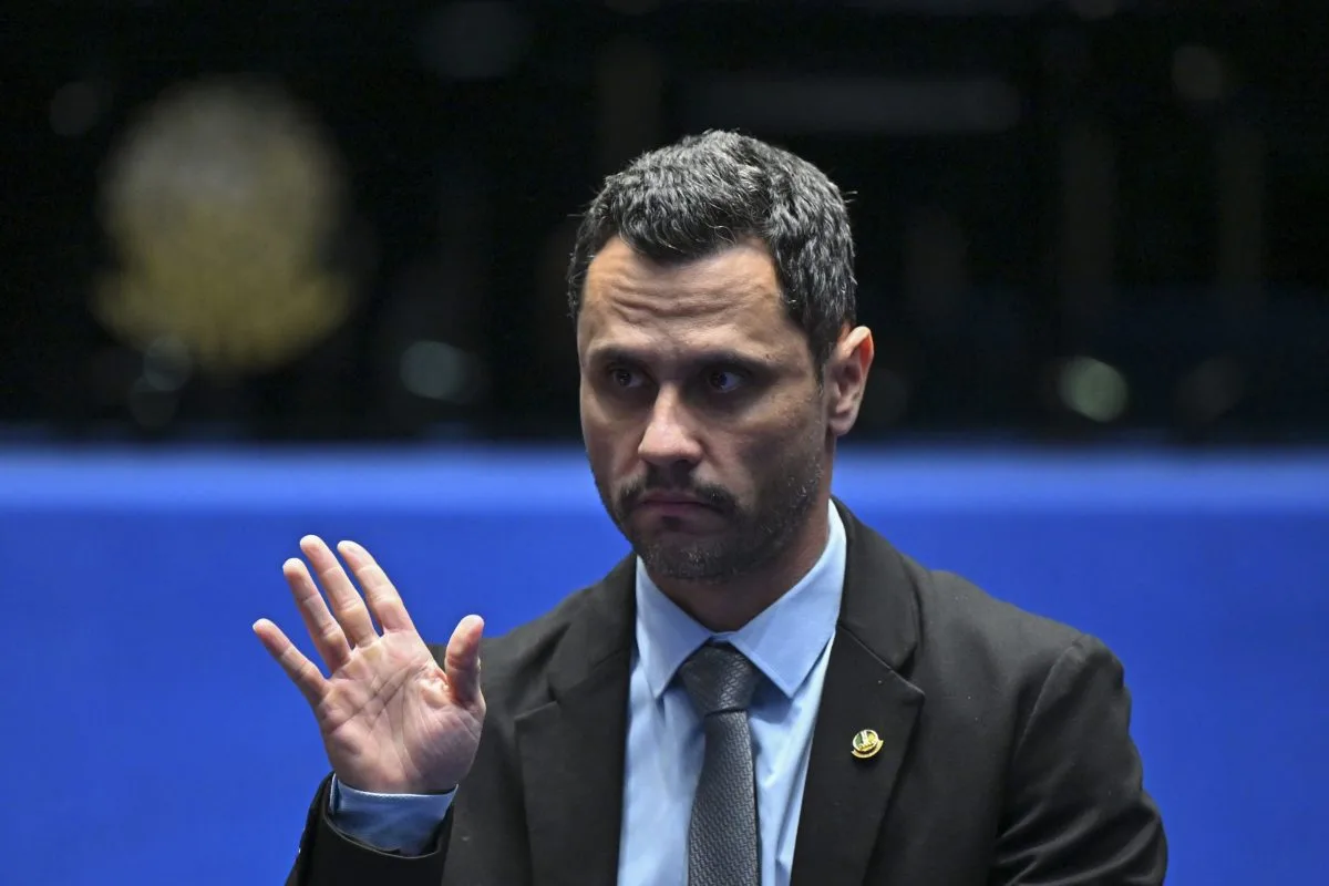 Cleitinho mantém 49% e lidera disputa pelo governo de Minas Gerais