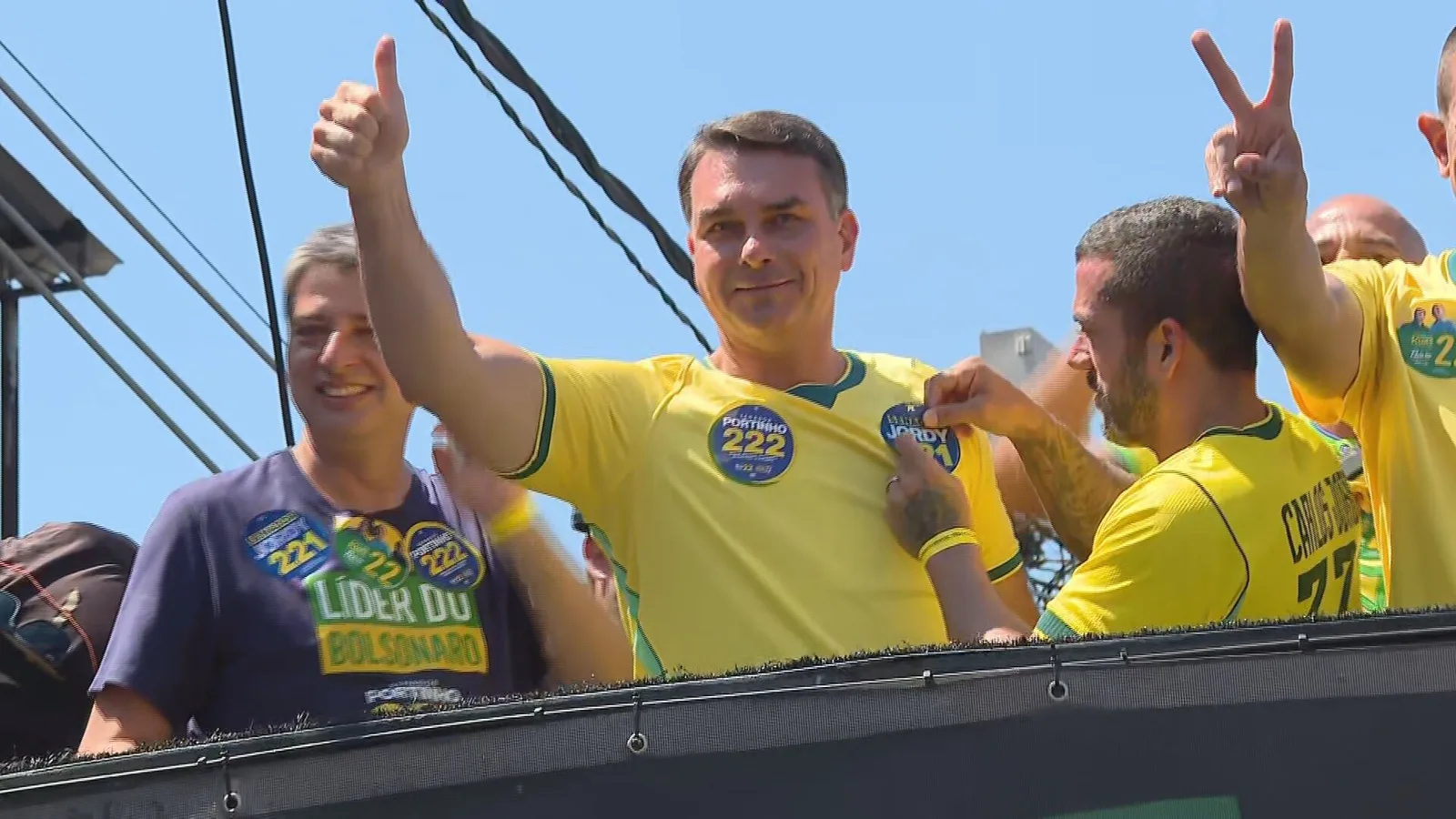 Flávio Bolsonaro apresenta propostas e critica Lula em ato no Rio