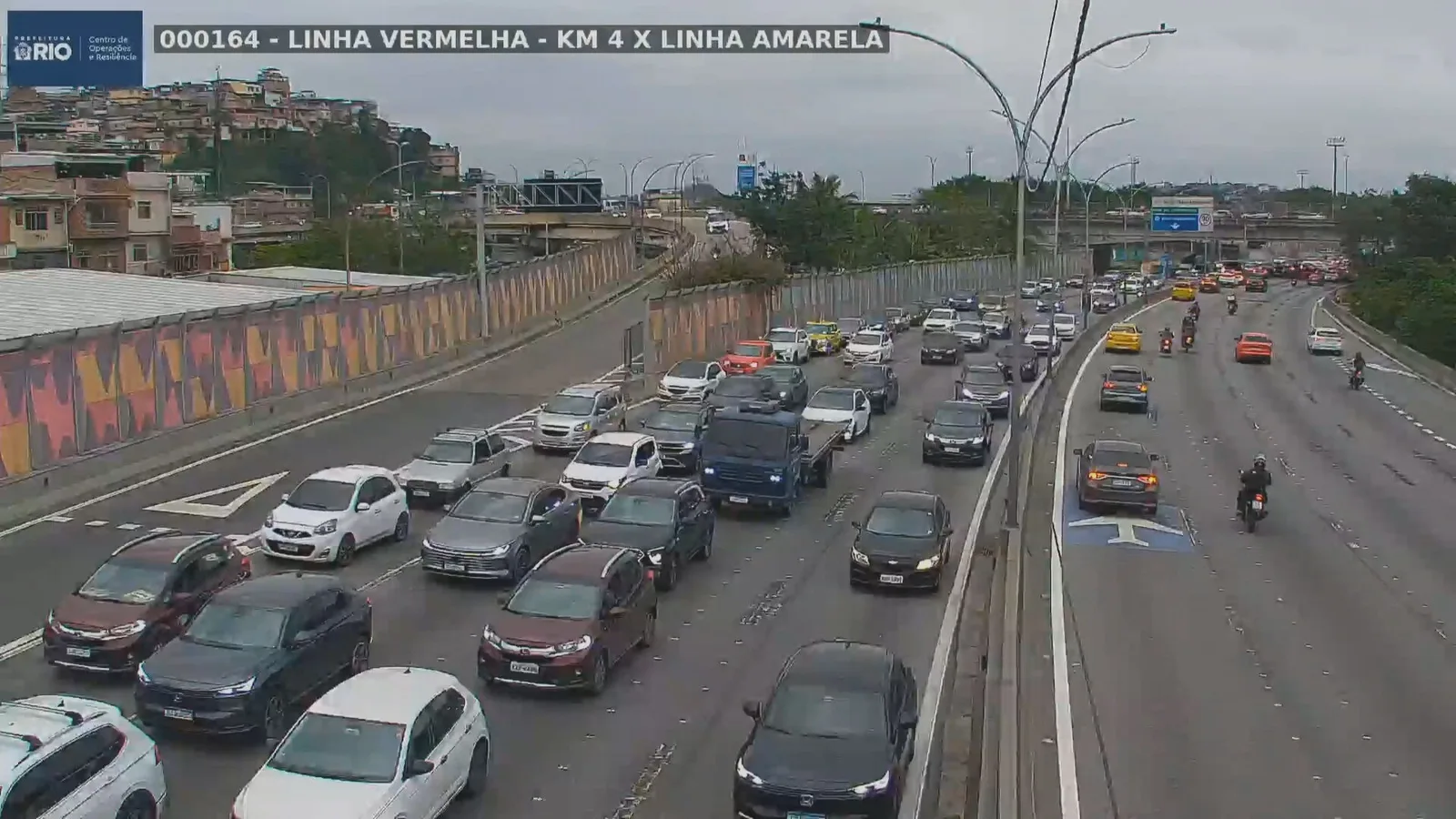 Linha Amarela é interditada após tentativa de roubo de carga na Maré