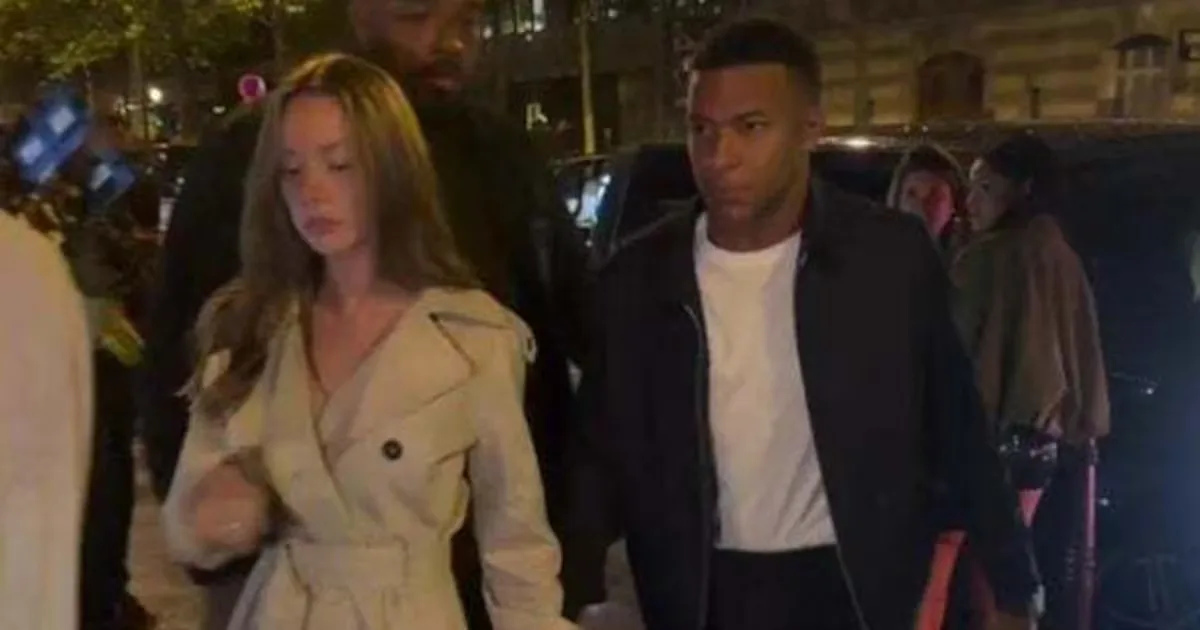 Mbappé aparece em boate de Paris durante recuperação de lesão no joelho