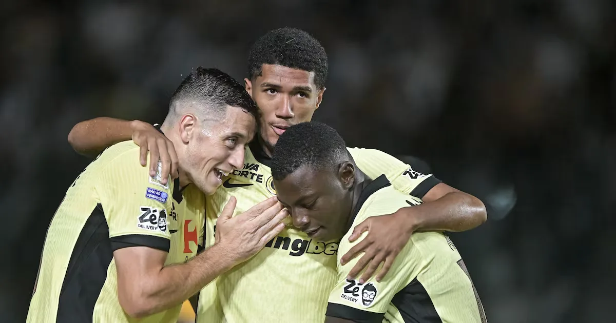 Vasco marca cinco vezes no segundo tempo e supera o Coritiba em São Januário
