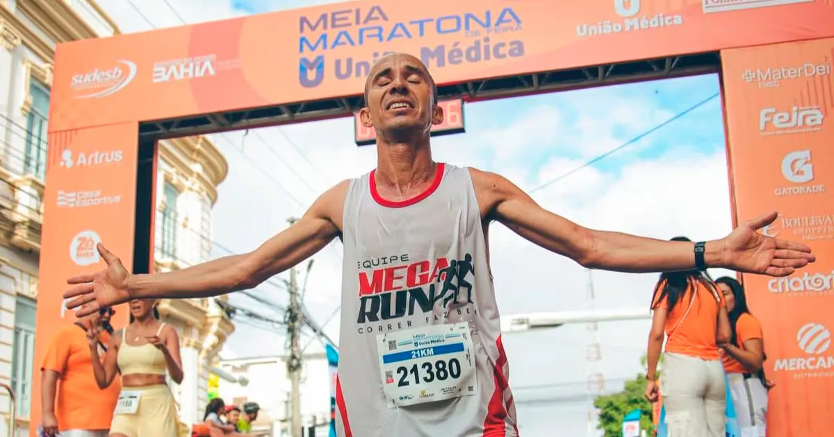 Maratonista troca onze camisetas após prova para destacar patrocinadores