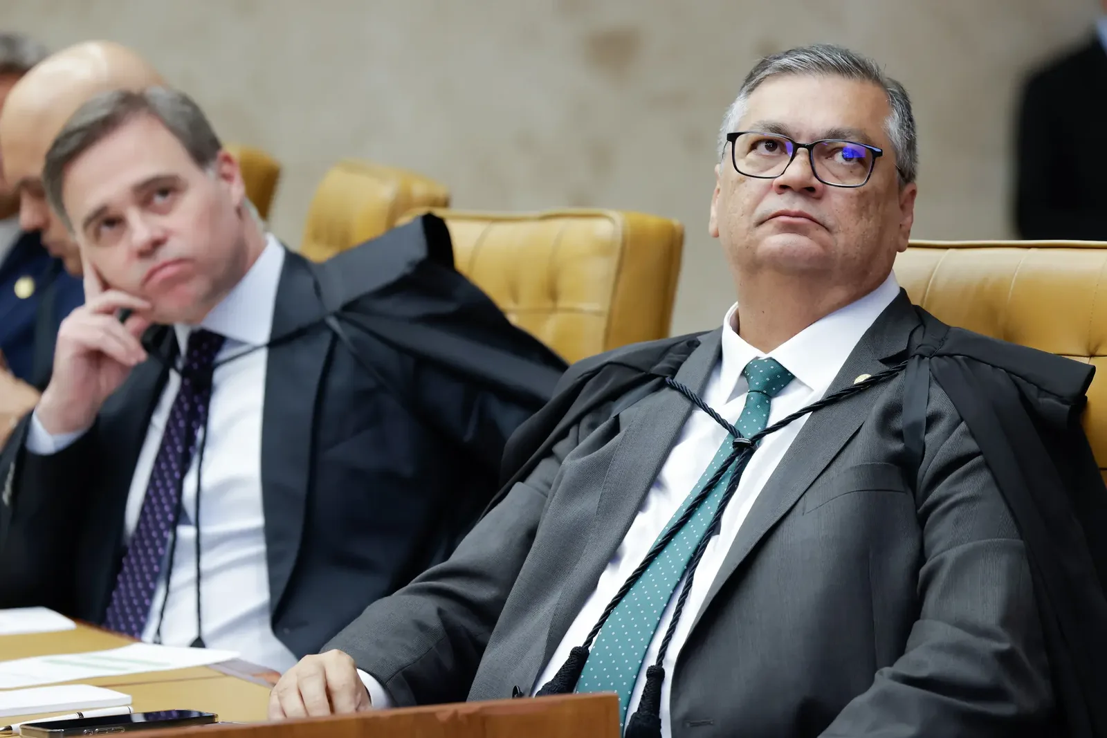 Crise no STF abre disputa política para Lula e Flávio Bolsonaro