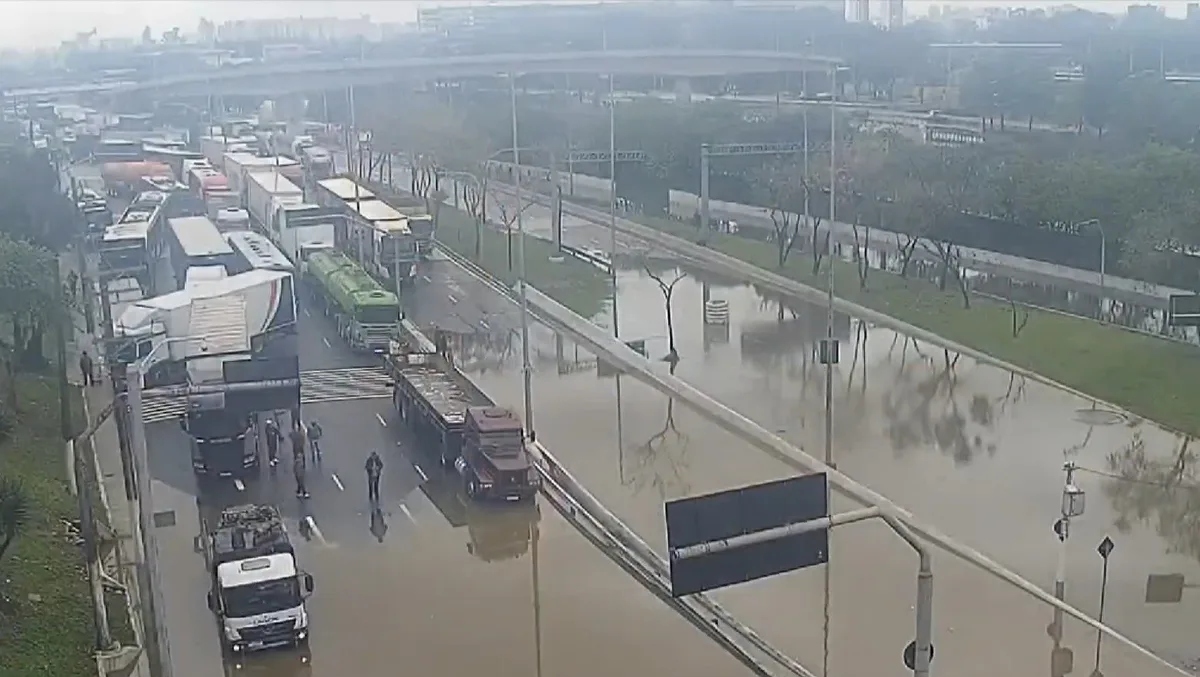 Alagamentos bloqueiam pistas das marginais Tietê e Pinheiros em São Paulo