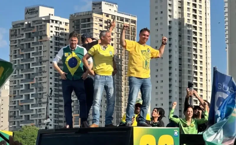 Flávio Bolsonaro reúne apoiadores em motocarreata na capital de Goiás