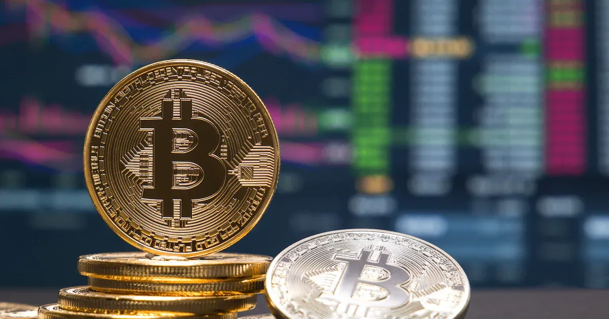 Bitcoin recupera sinais técnicos, mas juros americanos limitam avanço